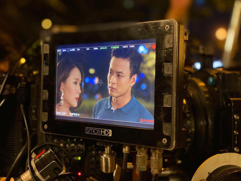 Hồng Diễm ăn vận sành điệu được Hồng Đăng ôm eo, ánh nhìn say đắm cả thập kỷ - 2