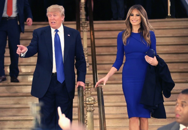 Luôn ăn mặc có đôi, cớ sao lần này Melania Trump vừa gạt tay chồng vừa diện đồ lệch pha - 7