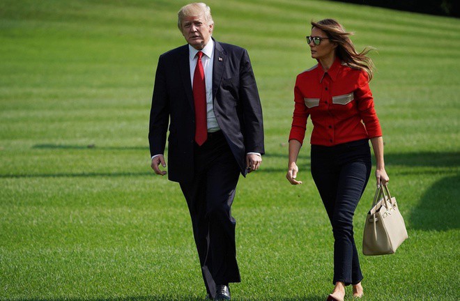 Luôn ăn mặc có đôi, cớ sao lần này Melania Trump vừa gạt tay chồng vừa diện đồ lệch pha - 10