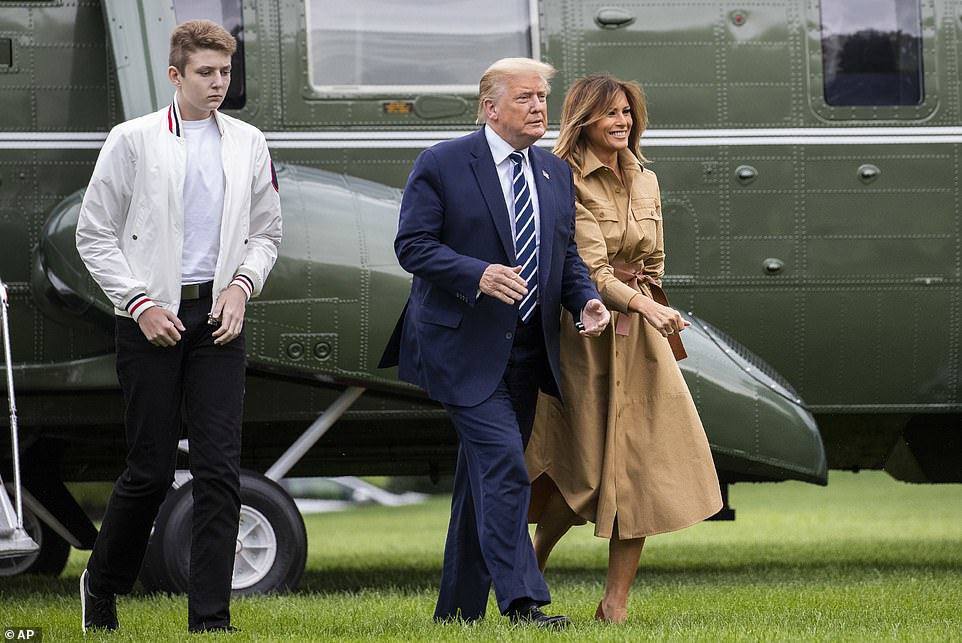 Luôn ăn mặc có đôi, cớ sao lần này Melania Trump vừa gạt tay chồng vừa diện đồ lệch pha - 3