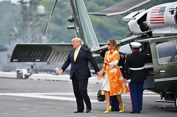 Luôn ăn mặc có đôi, cớ sao lần này Melania Trump vừa gạt tay chồng vừa diện đồ lệch pha - 12