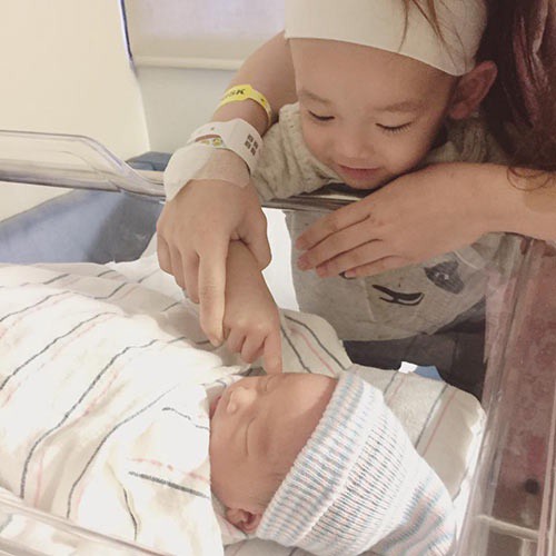 2 trai đẹp The Men làm bạn gái có bầu trước cưới, amp;#34;vungamp;#34; tiền đưa đi đẻ sang chảnh - 10