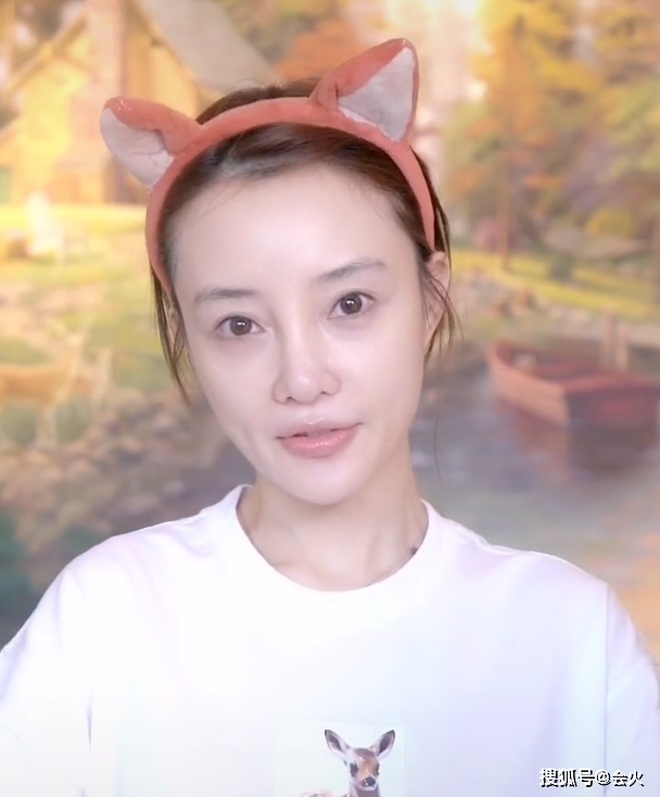 Nhan sắc của tiểu Hoa đán bị chồng bỏ: Khoe mặt mộc già đi hẳn 10 tuổi - 1