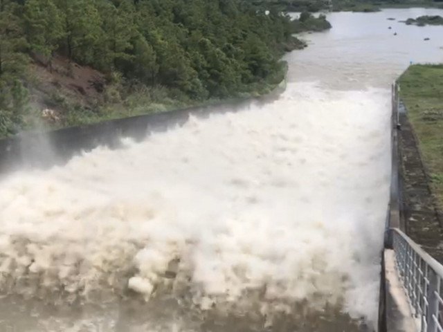 Mưa lớn kéo dài, hồ nước ngọt khủng nhất Quảng Ninh phải xả tràn