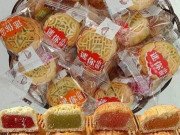 Tiêu dùng - Bánh trung thu Trung Quốc giá rẻ hơn cả mớ rau, đến người bản địa còn phải "dè chừng"