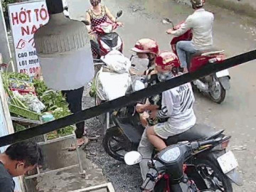 Đang chờ mua đồ, người phụ nữ bị cướp dây chuyền trong tích tắc