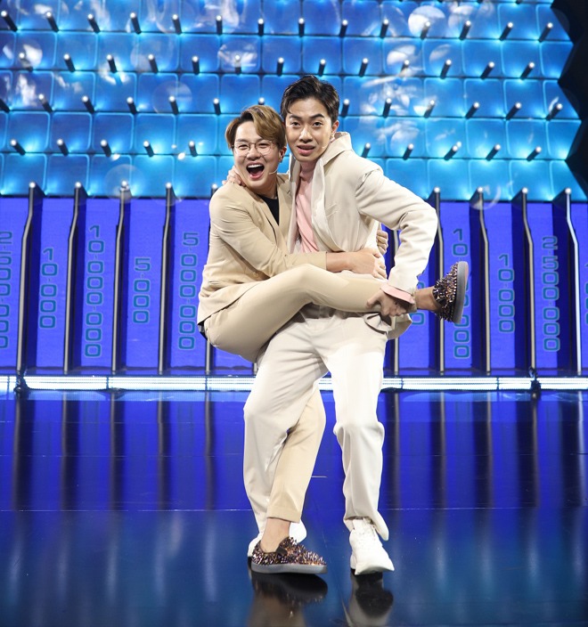 Cris Phan và Duy Khánh là đôi bạn thân cùng rủ nhau đi thi game show Tường lửa mùa 2