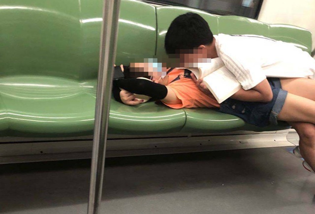 Cặp học sinh ngả ngớn trên tàu, hết ôm ấp lại sờ đùi gây bức xúc - 1