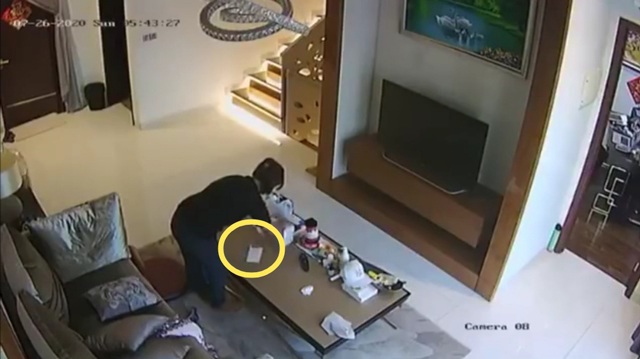 Kiểm tra camera phòng khách, chủ nhà phát hiện hành vi bệnh hoạn của cô giúp việc - 1