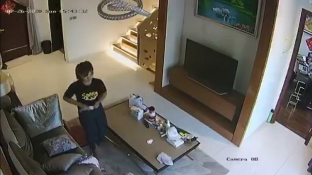 Kiểm tra camera phòng khách, chủ nhà phát hiện hành vi bệnh hoạn của cô giúp việc - 2