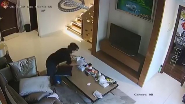 Kiểm tra camera phòng khách, chủ nhà phát hiện hành vi bệnh hoạn của cô giúp việc - 4