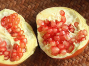 Bếp Eva - Mua lựu, đừng dại chọn quả vỏ màu đỏ, nhớ 5 điểm dưới đây để có được lựu ngọt ngon