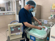 Tin tức - Tin mới về bé sơ sinh bị mẹ vứt giữa khe tường: Có dấu hiệu nhiễm trùng tăng lên