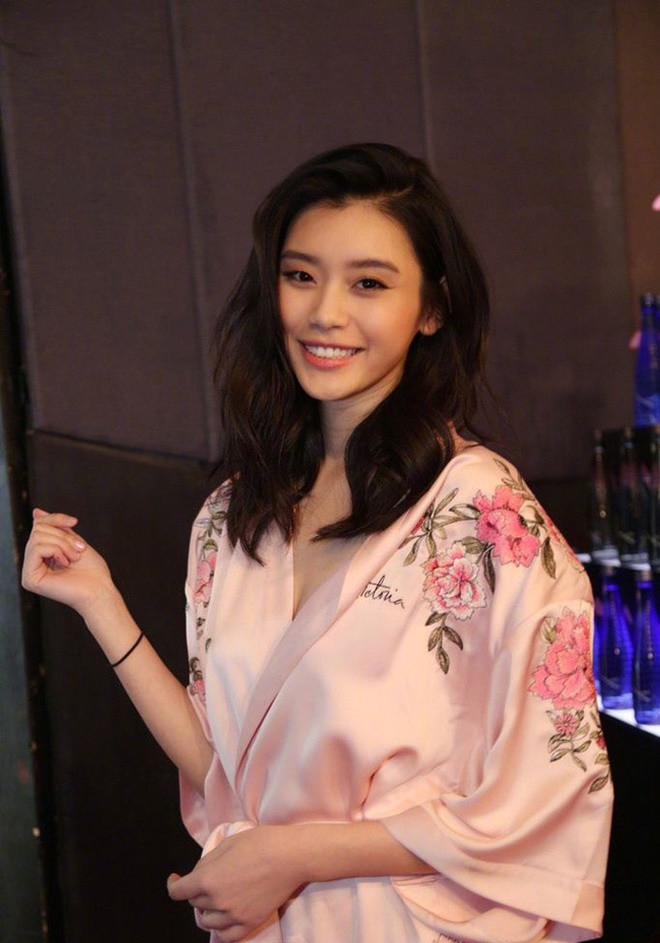 Làm dâu nhà amp;#34;vua sòng bàiamp;#34;, chân dài Cbiz phải từ bỏ điều này vì mẹ chồng - 1