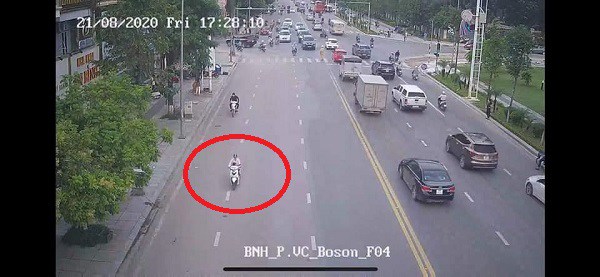 Vụ bé trai Bắc Ninh mất tích ở công viên: Đặc điểm nhận dạng người phụ nữ nghi vấn - 4