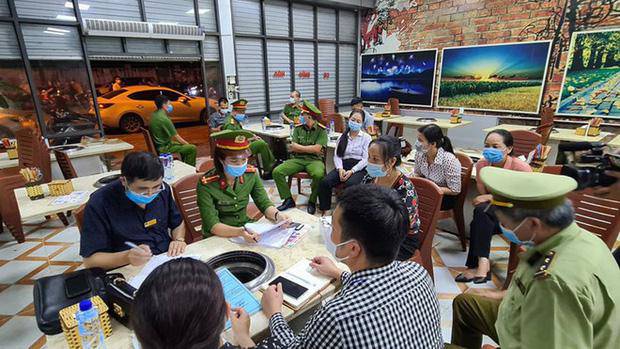 Vụ cô gái bị bắt quỳ lạy xin lỗi vì chê đồ ăn: Con trai chủ quán nướng lên tiếng? - 1