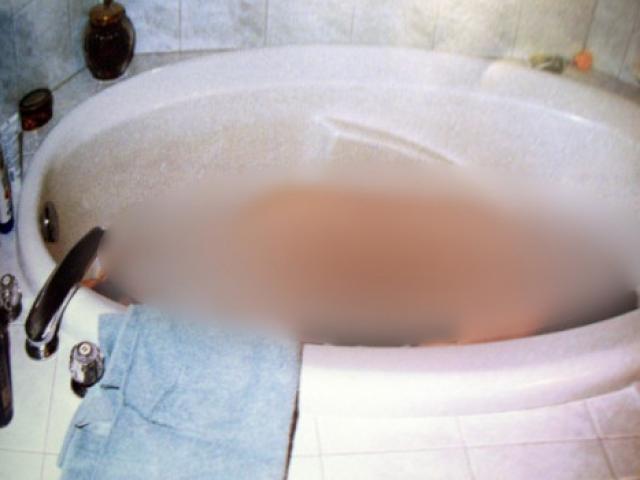 Mùi hôi thối và lời tố cáo từ người bạn vạch trần tội ác của con gái suốt 4 tháng