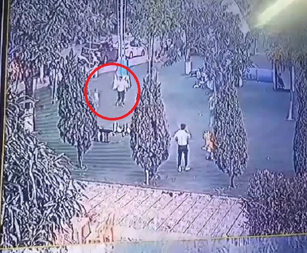 Vụ bé trai Bắc Ninh mất tích ở công viên: Đặc điểm nhận dạng người phụ nữ nghi vấn - 3