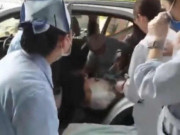 Bà bầu - Sinh con trên taxi lúc nửa đêm, mẹ tự tay cắt rốn rồi tỉnh táo làm hành động này!