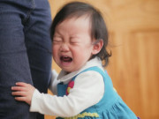 Làm mẹ - Bị mẹ đánh, con vẫn ngây thơ chìa tay đòi ôm, biết tác dụng mẹ sẽ ôm con nhiều hơn