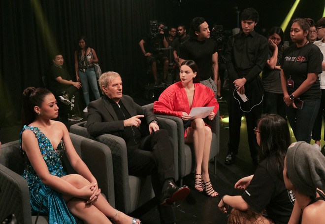 Nữ ca sĩ ngồi chung ghế nóng với huyền thoại âm nhạc Mỹ và tiểu Diva Philippines