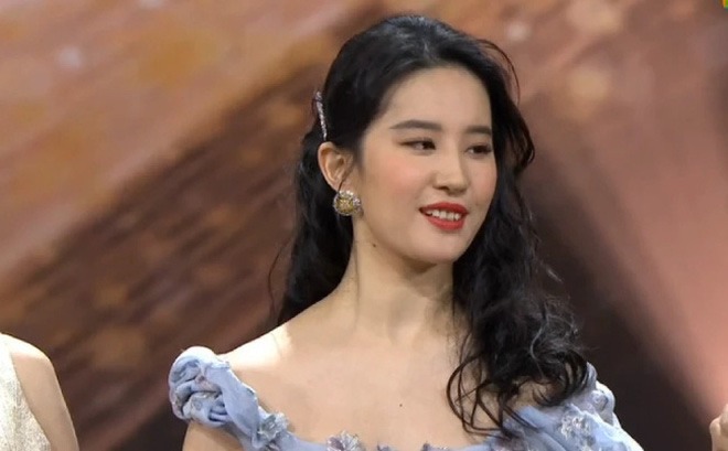 Ảnh cũ của Lưu Diệc Phi bị amp;#34;đào mộamp;#34;, nhan sắc kém xa dưới ống kính người qua đường - 5