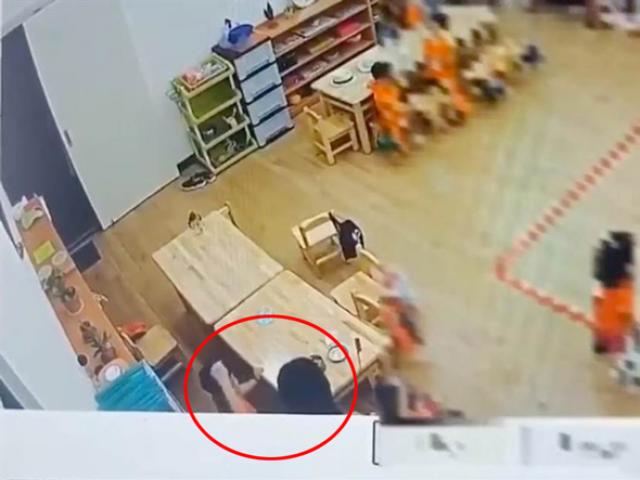 Vô tình kiểm tra camera lớp mẫu giáo của con trai, người mẹ phát hiện điều đáng sợ