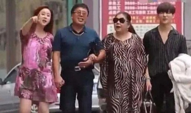 Hoa hậu Hàn nắm chặt tay bố chồng Trung Quốc, ông xã kém 18 tuổi thờ ơ đi bên cạnh - 3