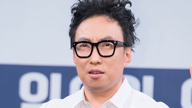 Hoa hậu Hàn nắm chặt tay bố chồng Trung Quốc, ông xã kém 18 tuổi thờ ơ đi bên cạnh - 4