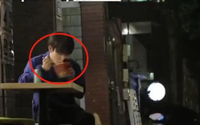 Hoa hậu Hàn nắm chặt tay bố chồng Trung Quốc, ông xã kém 18 tuổi thờ ơ đi bên cạnh - 5