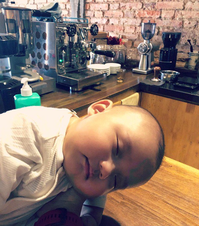 Sao Việt 24h: Vợ Bình Minh amp;#34;mếu dởamp;#34; vì bà vú toàn dặn dò ông xã chứ không phải mình - 12