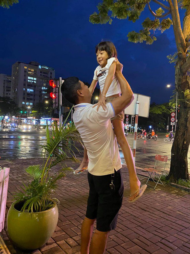 Sao Việt 24h: Vợ Bình Minh amp;#34;mếu dởamp;#34; vì bà vú toàn dặn dò ông xã chứ không phải mình - 4