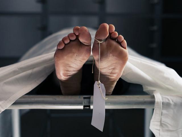 Chuẩn bị đem chôn cất, nhân viên nhà tang lễ phát hiện sự thật khi mở quan tài