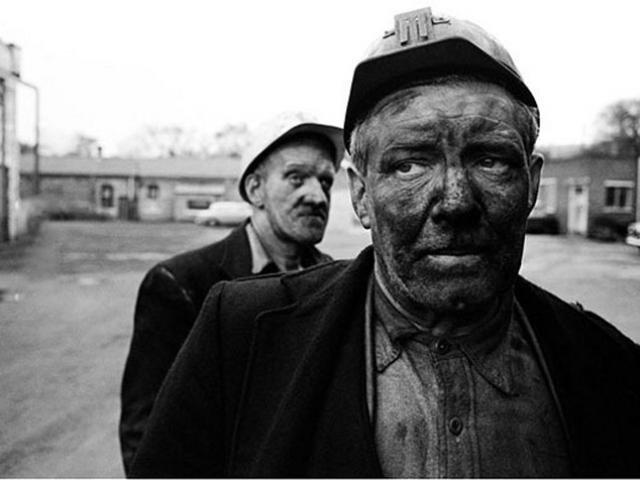 1 người lấm lem, 1 người sạch sẽ chui ra từ ống khói: Ai sẽ là người đi rửa mặt?