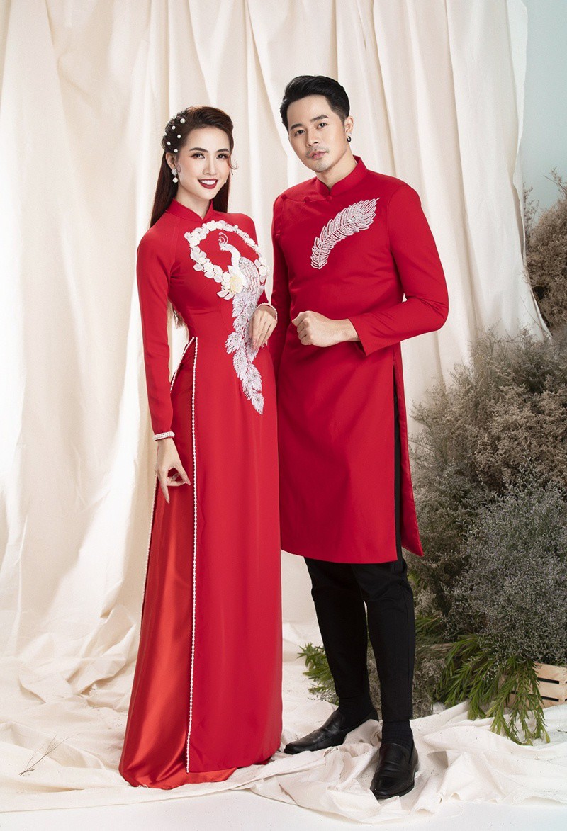 Thành một cặp đôi trong ngày “dạm ngõ", xúng xính áo dài, Dương Mạc Anh Quân và Phan Thị Mơ không ngại thể hiện sự tình cảm cũng như niềm hạnh phúc trong ngày trọng đại. 
