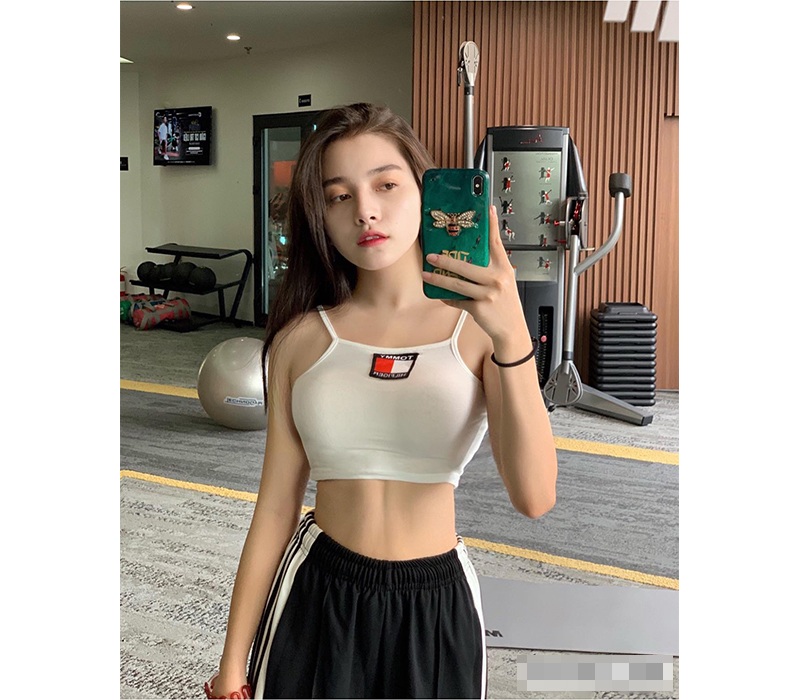 Theo hình ảnh được hot girl 10X này đăng tải có thể thấy, gym là bộ môn tập luyện được cô nàng lựa chọn để cải thiện và duy trì vóc dáng cân đối.
