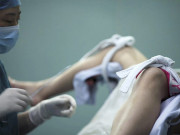 Bà bầu - Đang khâu "vùng kín" cho sản phụ, nam bác sĩ bỗng khen một câu khiến mẹ trẻ ngượng đỏ mặt