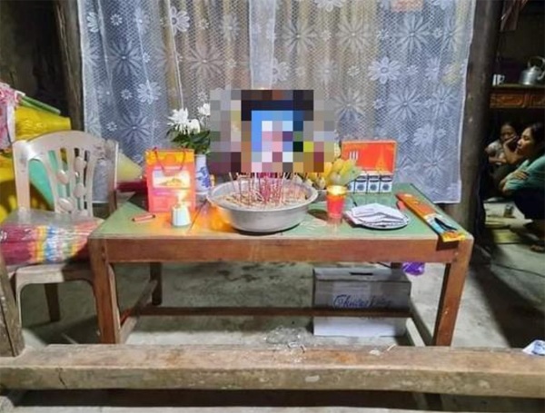 Tin tức 24h: Cô Minh Hiếu 10 đời chồng gây amp;#34;bãoamp;#34; khi livestream khoe nhan sắc khác lạ - 3