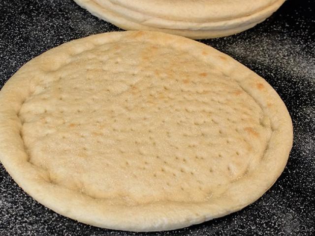Cách làm đế bánh pizza tại nhà ngon giòn xốp như ngoài hàng