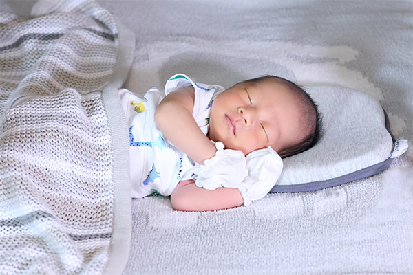 Vợ Victor Vũ khoe con trai mới sinh, cậu bé gặp điều hầu hết trẻ sơ sinh đều mắc phải - 5