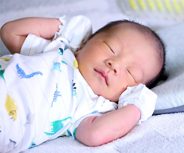 Vợ Victor Vũ khoe con mới sinh, cậu bé bị soi tình trạng khá nhiều trẻ sơ sinh mắc phải - 4