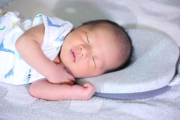 Vợ Victor Vũ khoe con mới sinh, cậu bé bị soi tình trạng khá nhiều trẻ sơ sinh mắc phải - 3