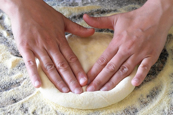 Dùng tay nhào bột bánh