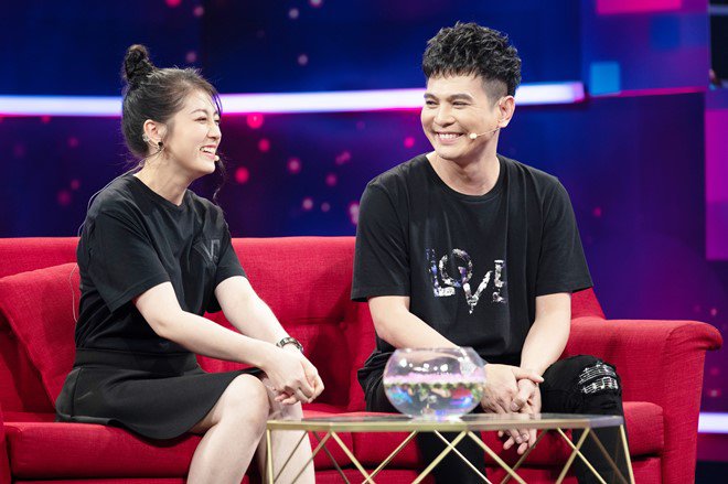 Cặp vợ chồng vui vẻ chia sẻ về hôn nhân của mình trong một show truyền hình.