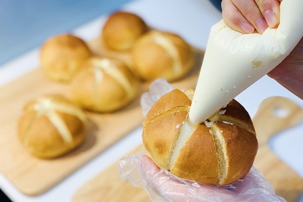 2 cách làm bánh mì bơ tỏi giòn vàng thơm phức - 8
