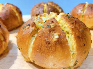 2 cách làm bánh mì bơ tỏi giòn vàng thơm phức