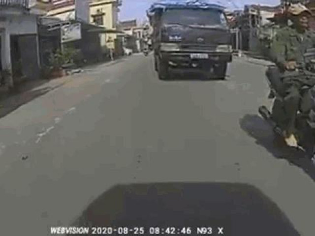 Clip Eva - Người đàn ông bị xe ben cuốn vào gầm, cán tử vong