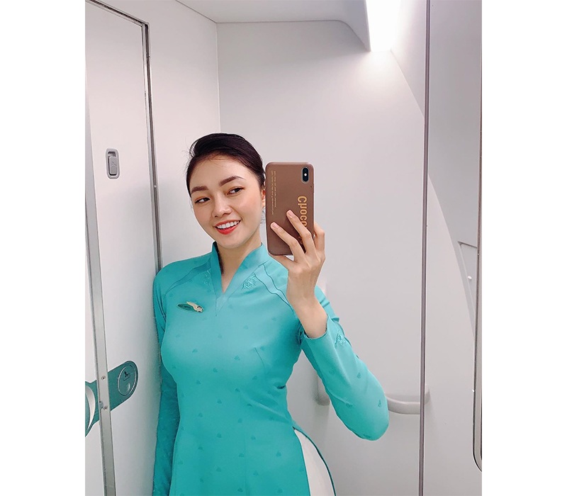 Sinh năm 1992, Dương Thu Thảo là một trong những nữ tiếp viên hàng không sở hữu lượng theo dõi lớn trên mạng xã hội. Được biết trước đó, cô nàng vốn đã nổi tiếng là một hot girl tại Sài thành.
