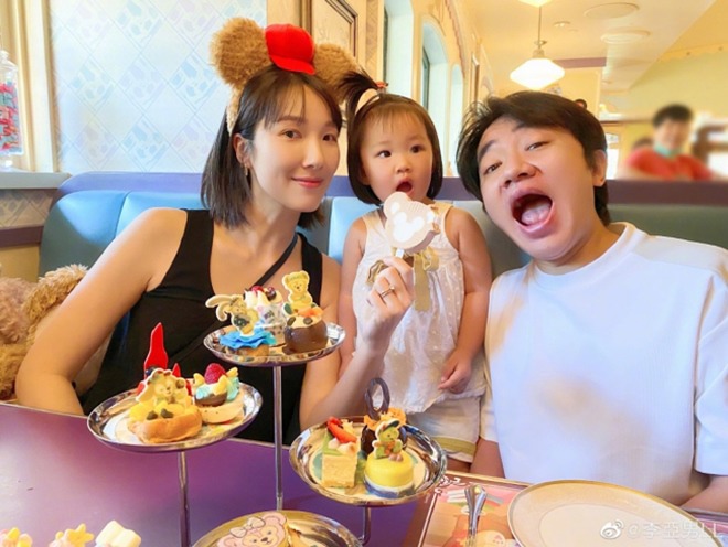 Đi bên vợ hoa hậu, amp;#34;chú lùn TVBamp;#34; lọt thỏm, bị nhầm là giúp việc - 6