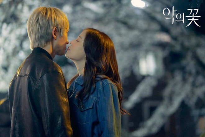 Hoa Của Quỷ: Phim amp;#34;đốt mắtamp;#34; người xem bằng những màn nóng bỏng của vợ chồng amp;#34;Juliet xứ Hànamp;#34; - 1